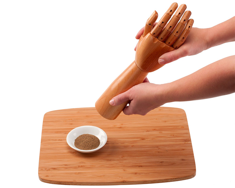 Illustration for article titled Posable Hand Grinders Turn Seasoning a Dish Into Art